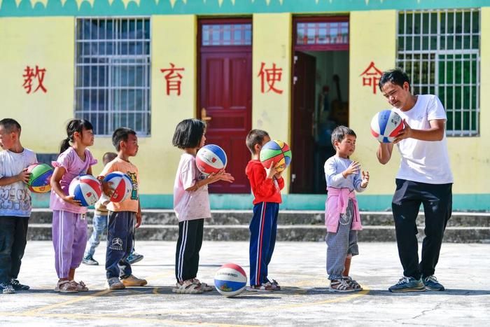  ↑陆成文组织学生在体育课上练习投篮（2023年9月6日摄）。